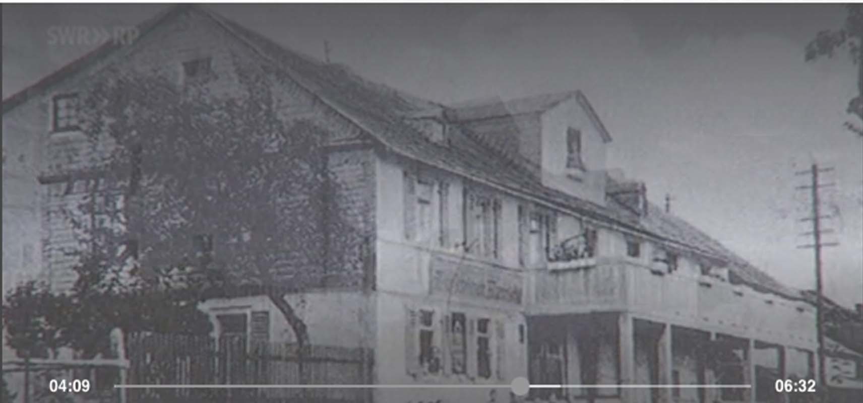 Schwarz-weißes Foto eines historischen Gebäudes in Charlottenberg, das die lokale Geschichte der Gemeinde widerspiegelt.