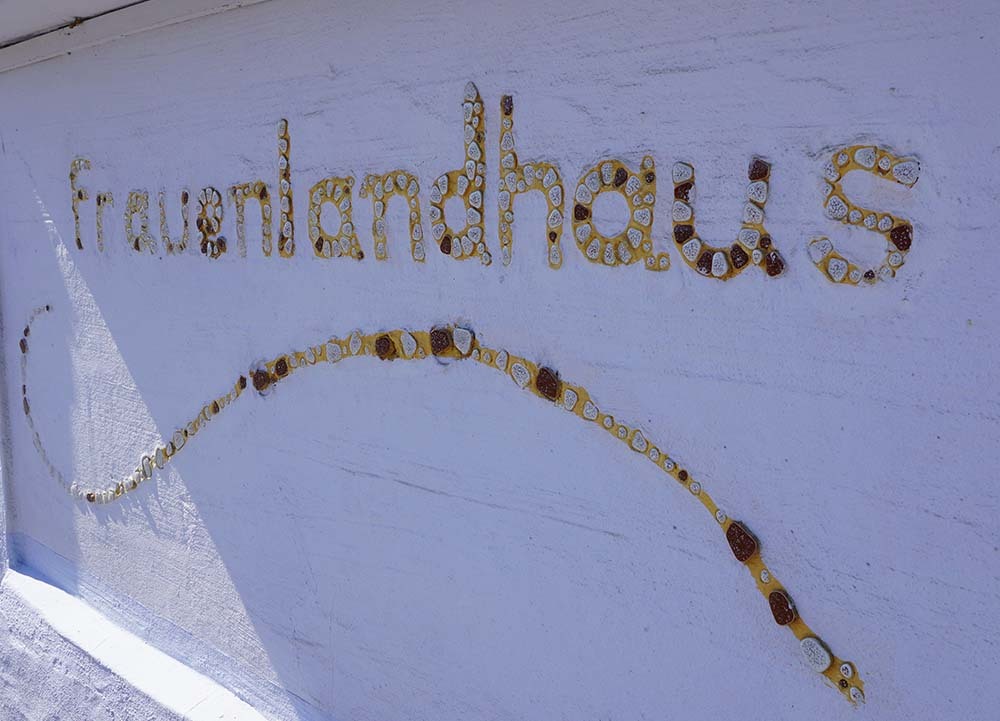 Weiße Wand mit dem Schriftzug 