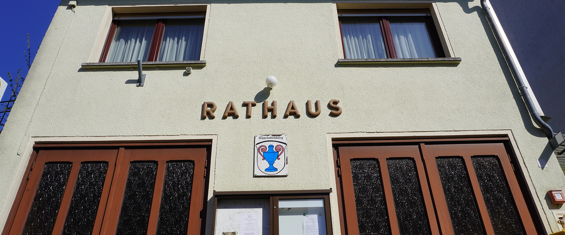 Das Rathaus der Ortsgemeinde Charlottenberg mit dem Schriftzug 
